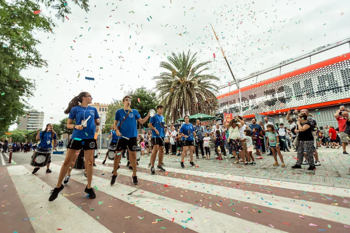Drakaris tocant sota una pluja de confeti a la inauguració de l'Estadi Johan Cruyff