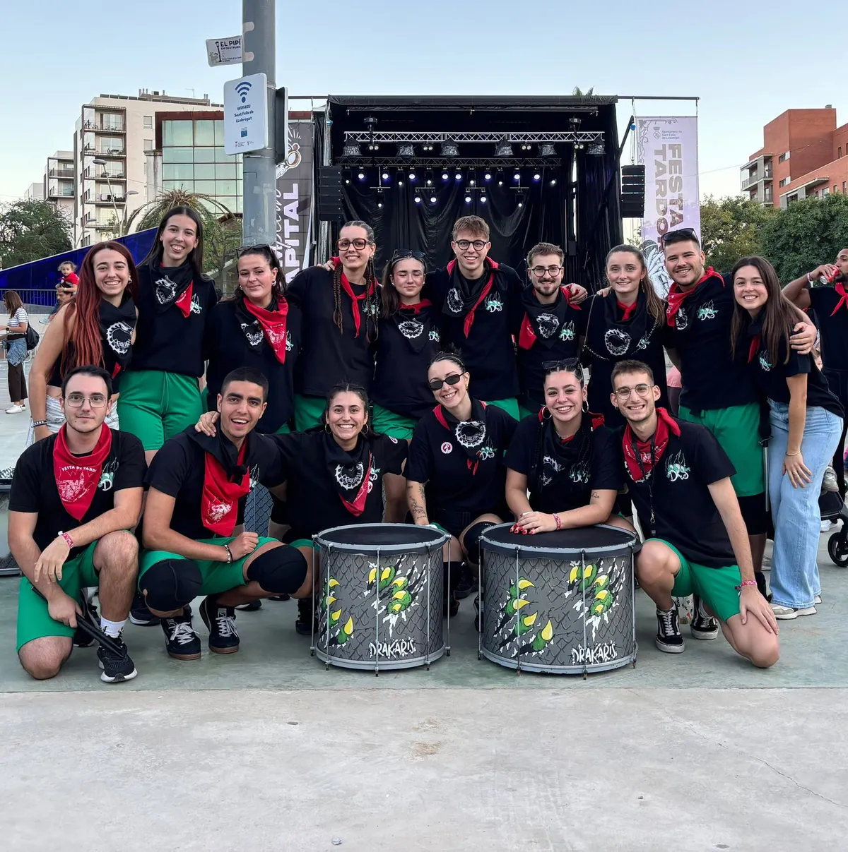 La colla amb mocadors vermells al coll el dia del correfoc
