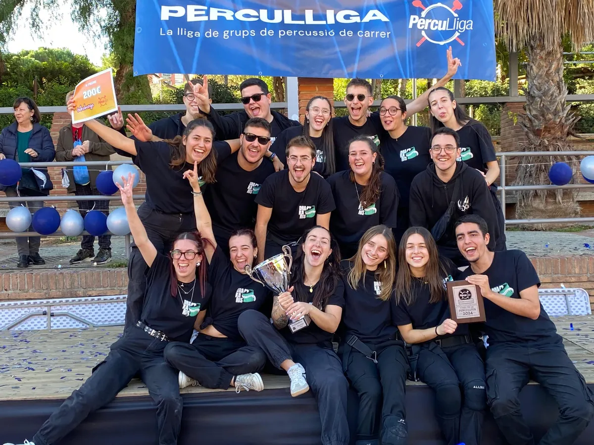 La colla celebra la victòria a la Perculliga 2024 amb la copa
