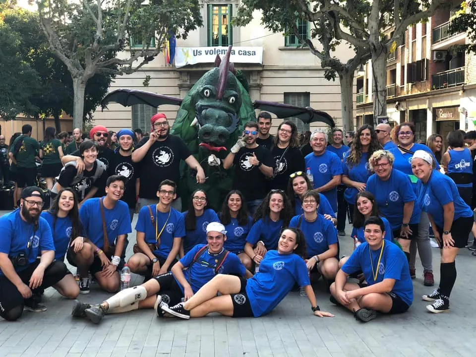 La colla, amb samarretes blaves, al costat del Drac de Sant Feliu a la primera Drakafesta