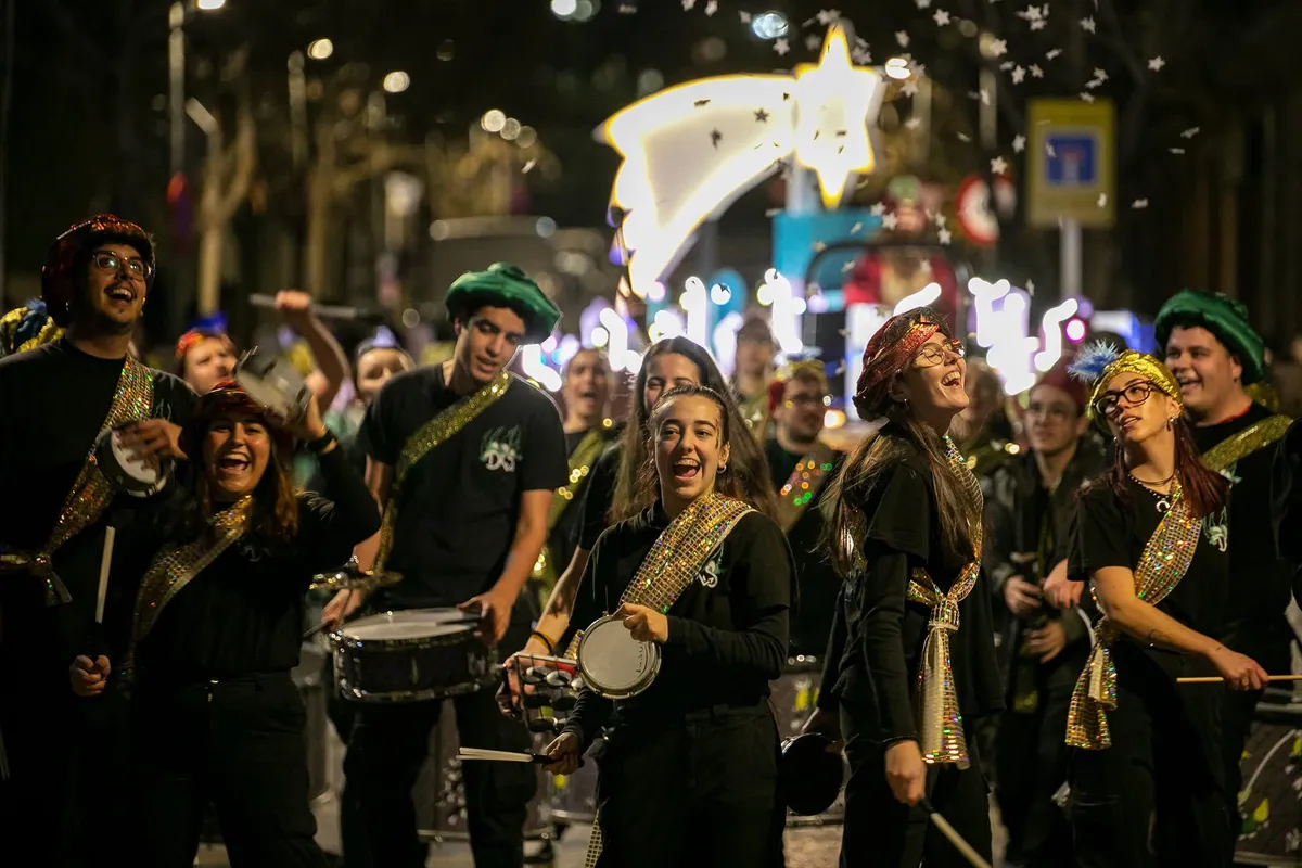 Drakaris tocant de nit a la Cavalcada de Reis de Sant Feliu, entre llums i confeti